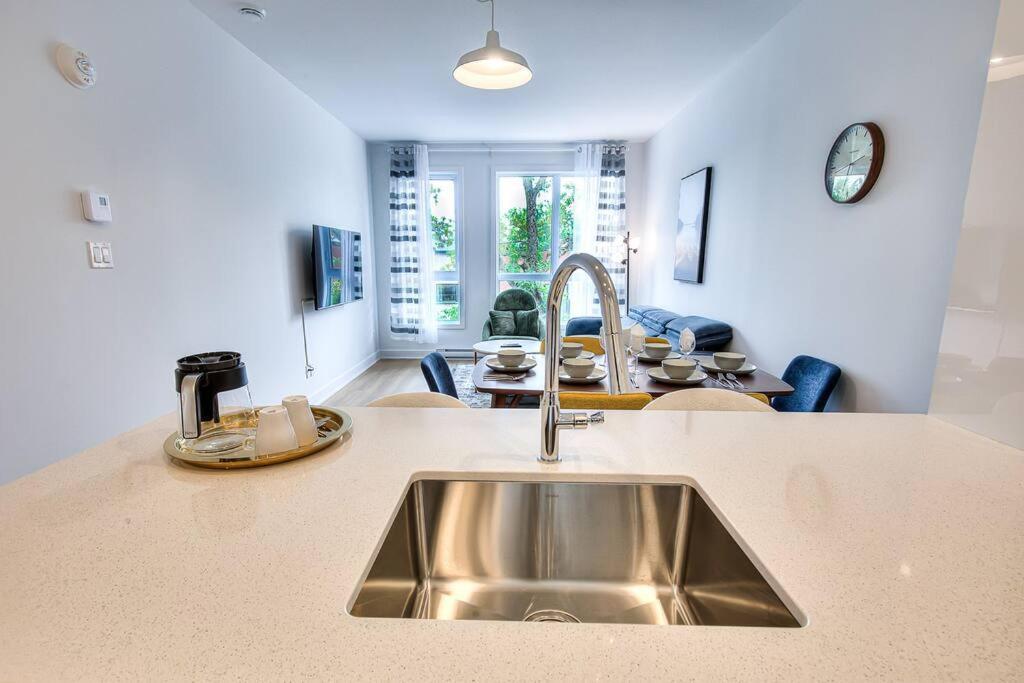 Beautiful & New! Renovated For Your Style Comfort Appartement Montréal Buitenkant foto